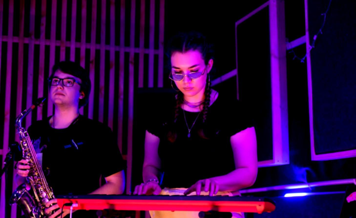 Робоче місце звукового дизайнера з моніторами та обладнанням